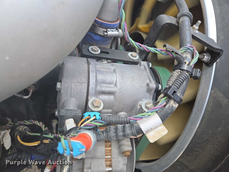 image for item DT4916 2013 Kenworth T370 truck cab and chassis