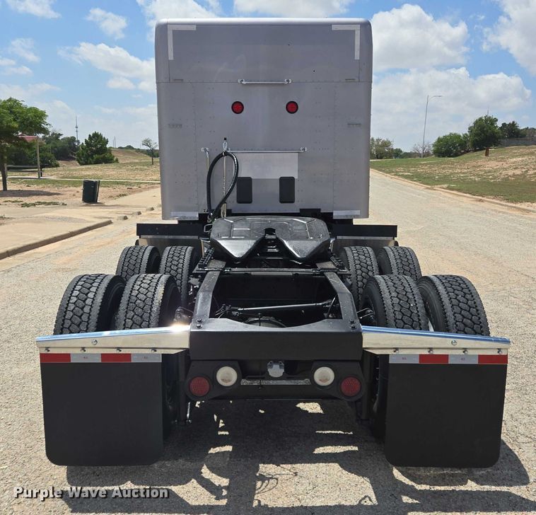 image for item DT4917 2015 Peterbilt 579 semi truck