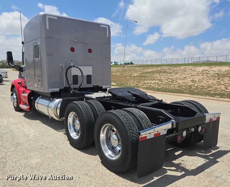 image for item DT4917 2015 Peterbilt 579 semi truck