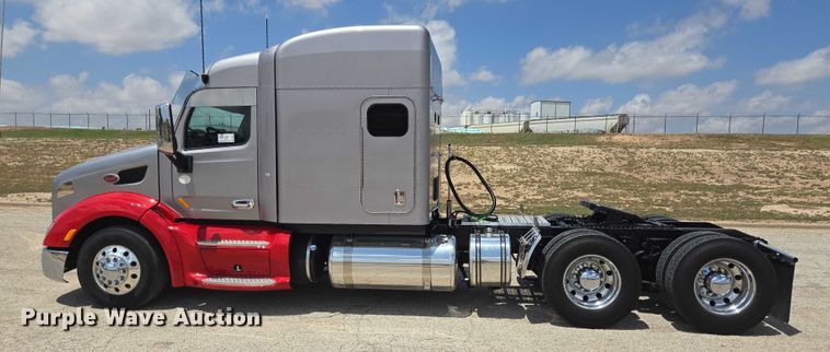 image for item DT4917 2015 Peterbilt 579 semi truck
