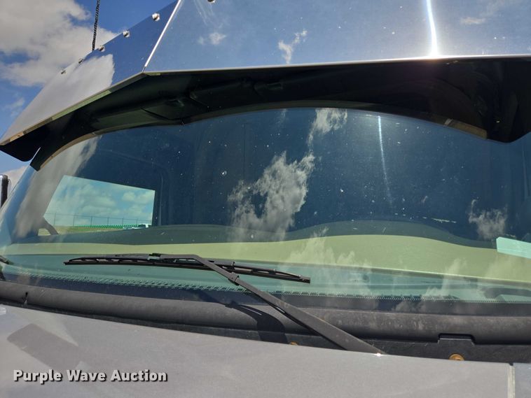 image for item DT4917 2015 Peterbilt 579 semi truck