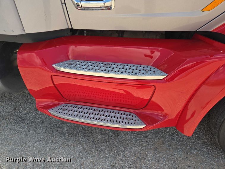 image for item DT4917 2015 Peterbilt 579 semi truck