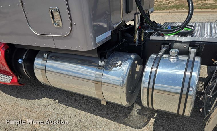 image for item DT4917 2015 Peterbilt 579 semi truck