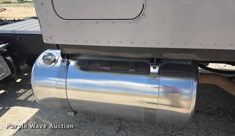 image for item DT4917 2015 Peterbilt 579 semi truck