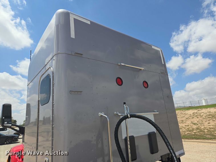 image for item DT4917 2015 Peterbilt 579 semi truck