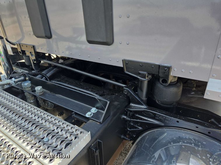 image for item DT4917 2015 Peterbilt 579 semi truck