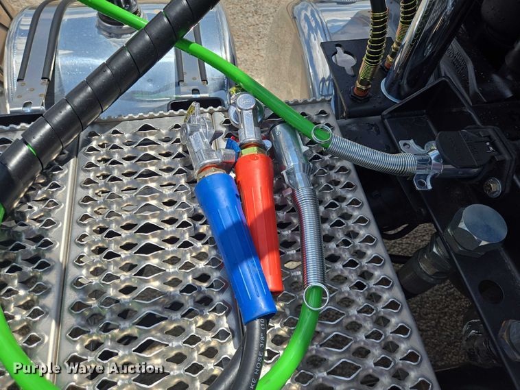 image for item DT4917 2015 Peterbilt 579 semi truck