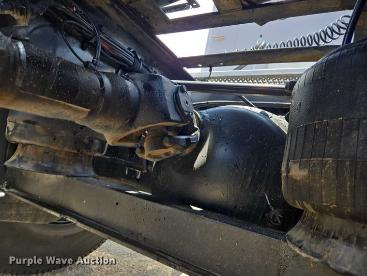 image for item DT4917 2015 Peterbilt 579 semi truck