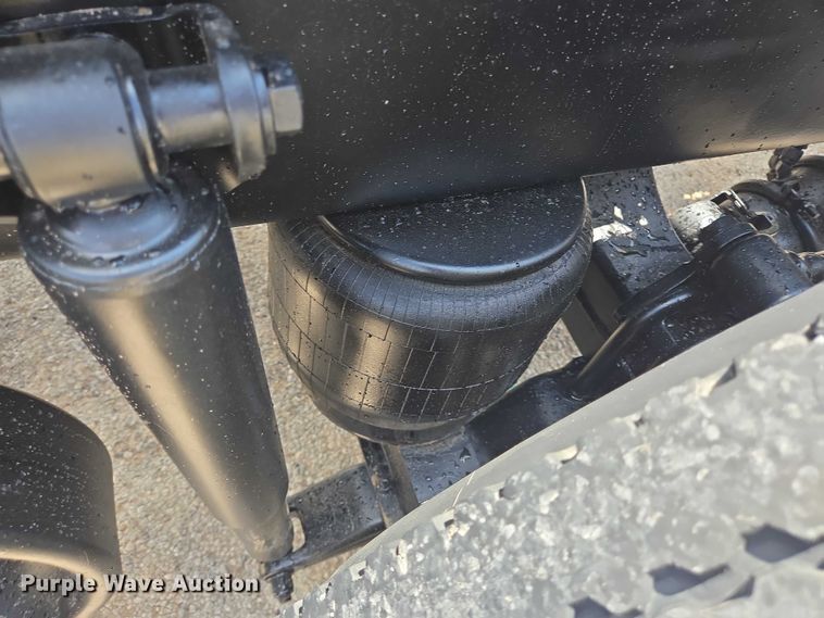 image for item DT4917 2015 Peterbilt 579 semi truck