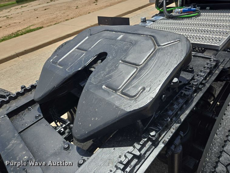 image for item DT4917 2015 Peterbilt 579 semi truck