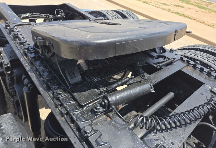 image for item DT4917 2015 Peterbilt 579 semi truck