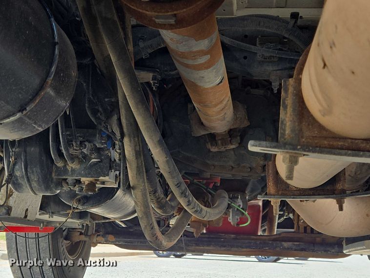 image for item DT4917 2015 Peterbilt 579 semi truck