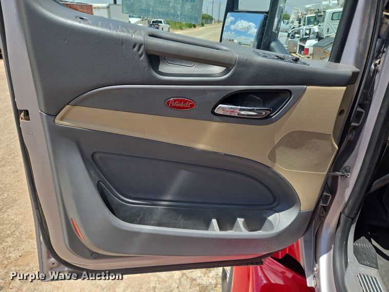 image for item DT4917 2015 Peterbilt 579 semi truck