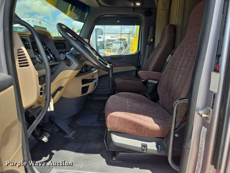 image for item DT4917 2015 Peterbilt 579 semi truck