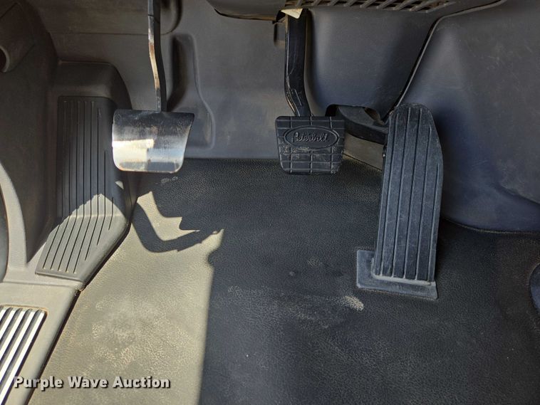 image for item DT4917 2015 Peterbilt 579 semi truck