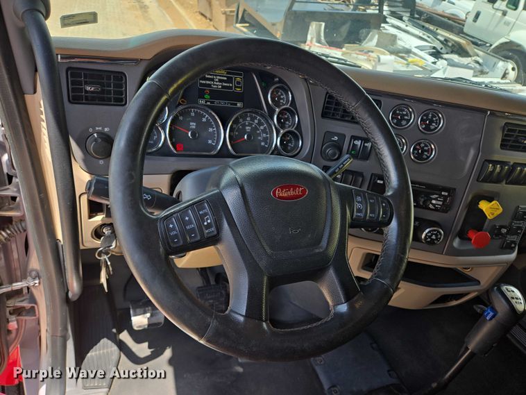 image for item DT4917 2015 Peterbilt 579 semi truck
