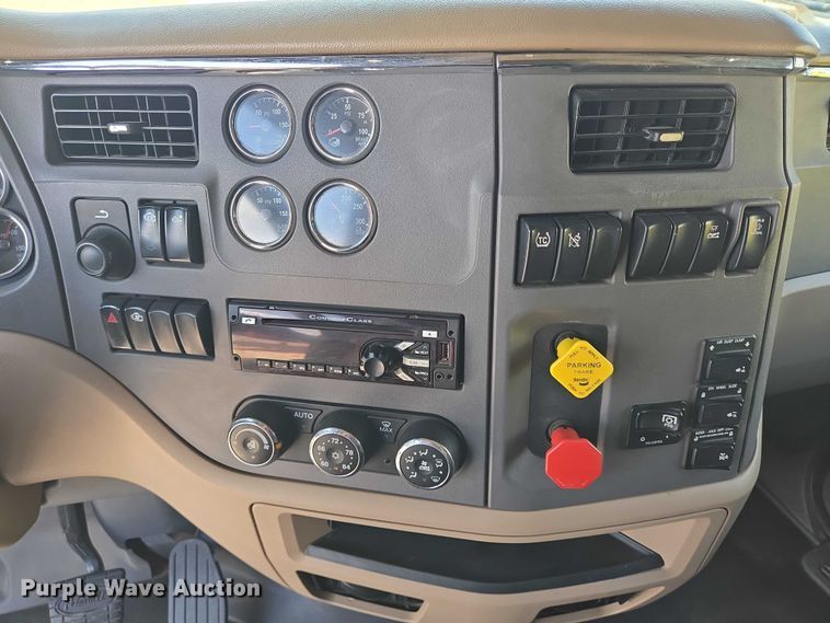 image for item DT4917 2015 Peterbilt 579 semi truck