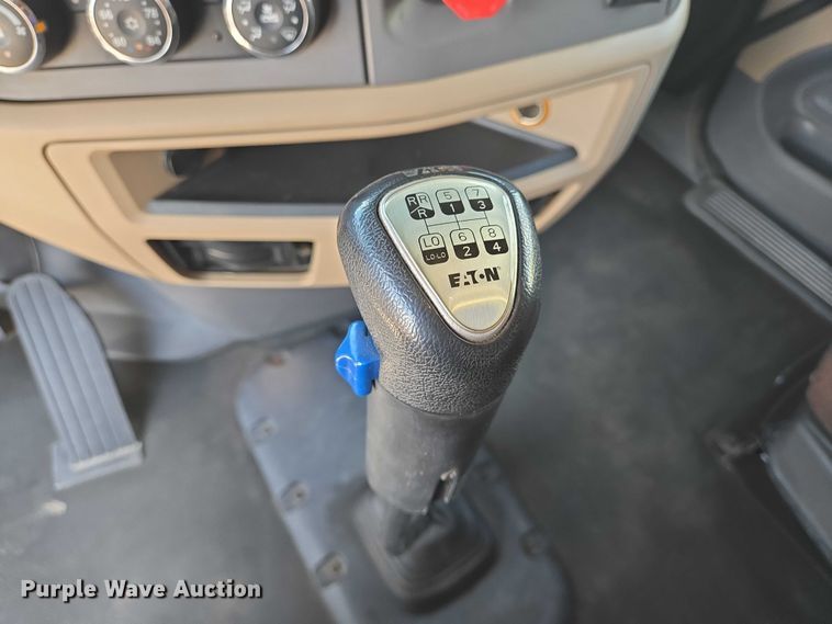 image for item DT4917 2015 Peterbilt 579 semi truck