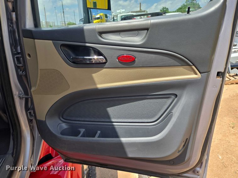 image for item DT4917 2015 Peterbilt 579 semi truck