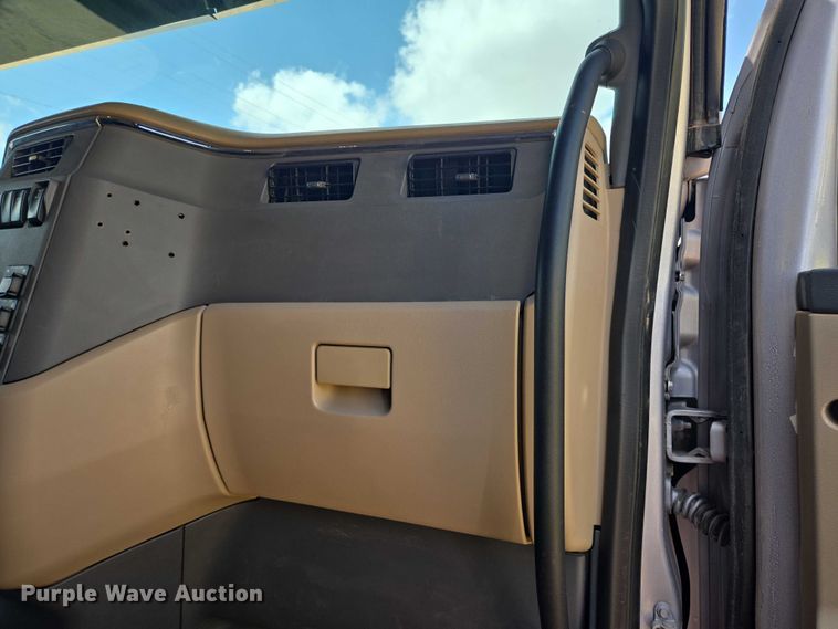 image for item DT4917 2015 Peterbilt 579 semi truck