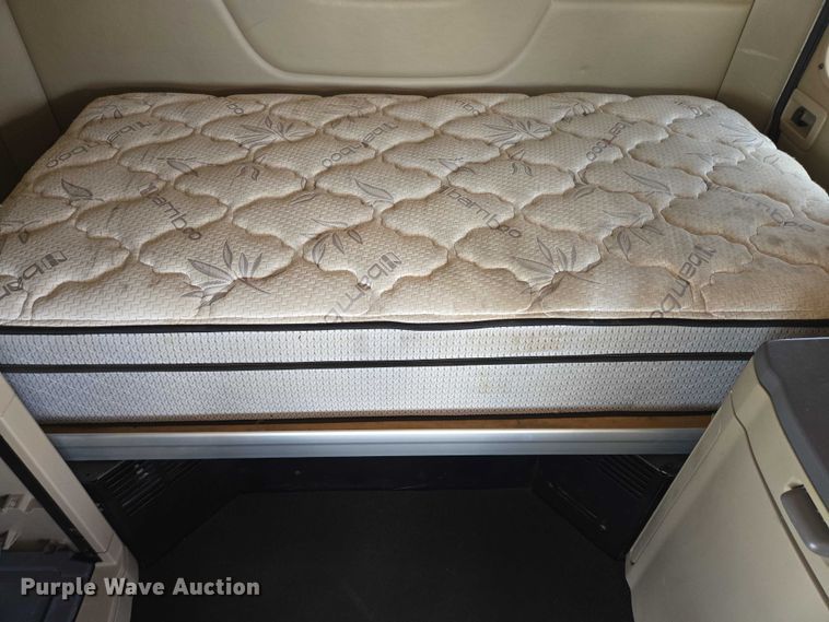 image for item DT4917 2015 Peterbilt 579 semi truck