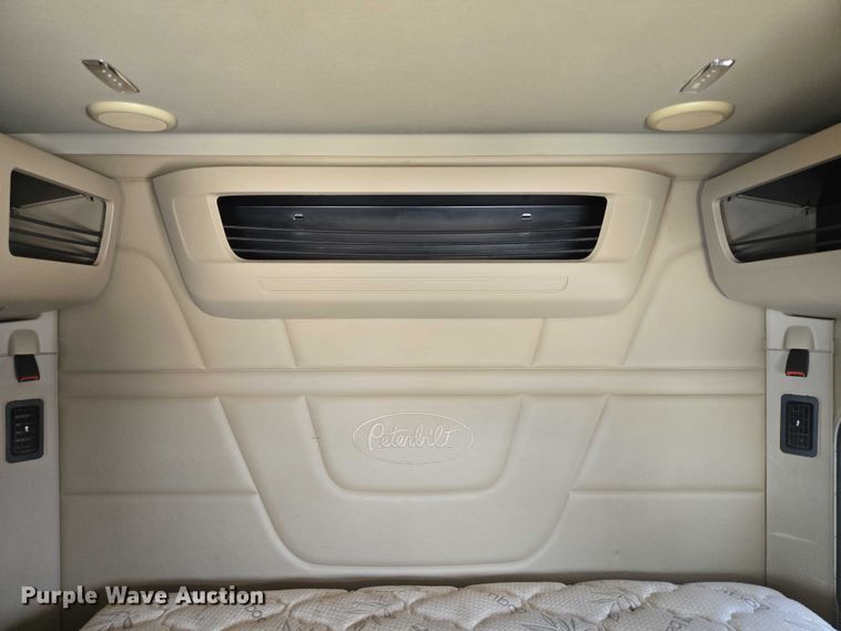 image for item DT4917 2015 Peterbilt 579 semi truck