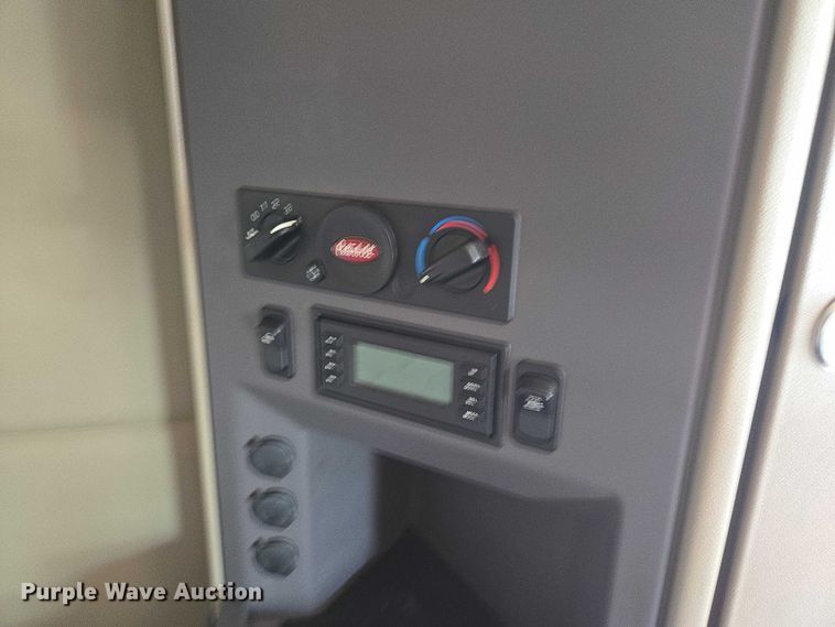 image for item DT4917 2015 Peterbilt 579 semi truck