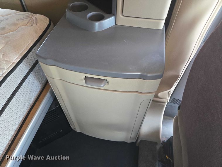 image for item DT4917 2015 Peterbilt 579 semi truck