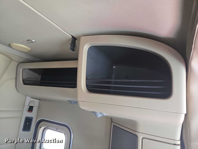 image for item DT4917 2015 Peterbilt 579 semi truck