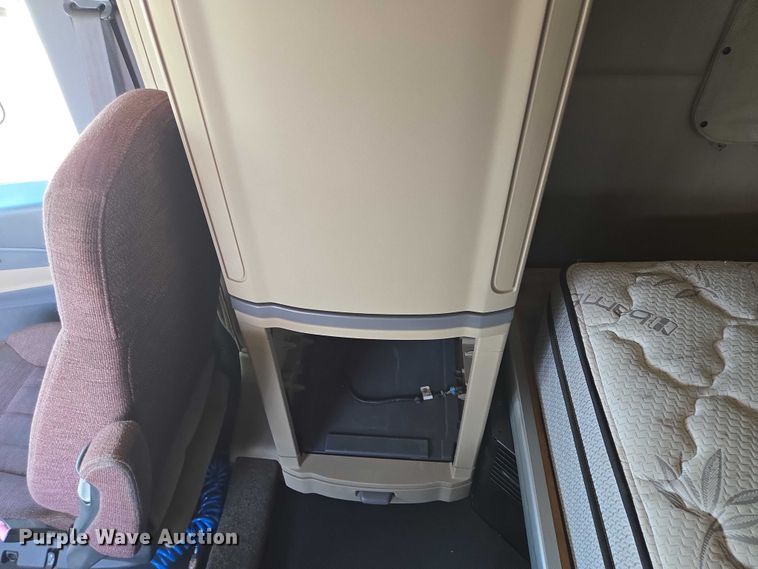 image for item DT4917 2015 Peterbilt 579 semi truck