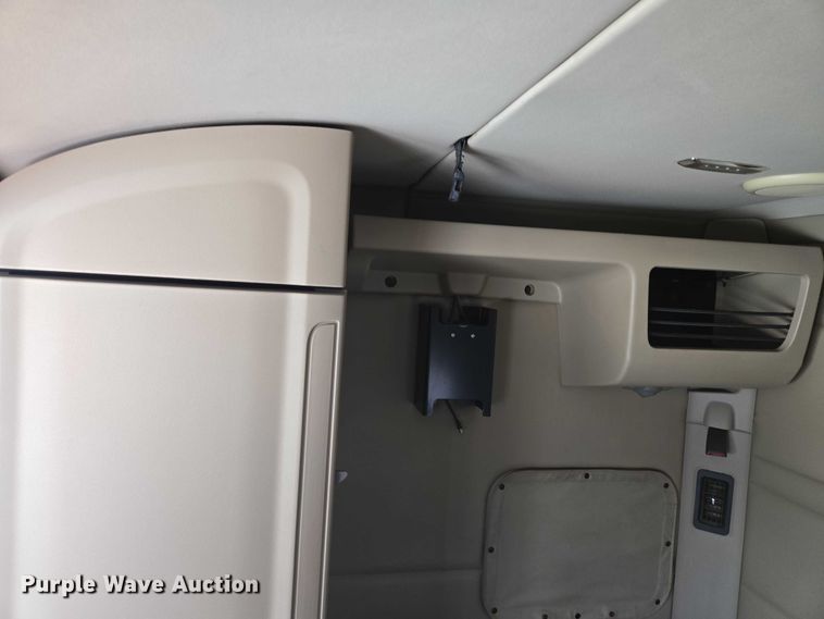 image for item DT4917 2015 Peterbilt 579 semi truck