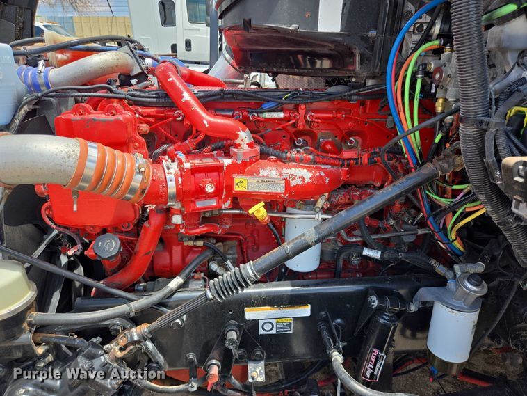 image for item DT4917 2015 Peterbilt 579 semi truck