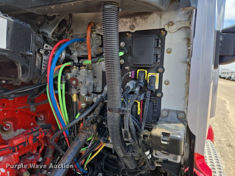 image for item DT4917 2015 Peterbilt 579 semi truck