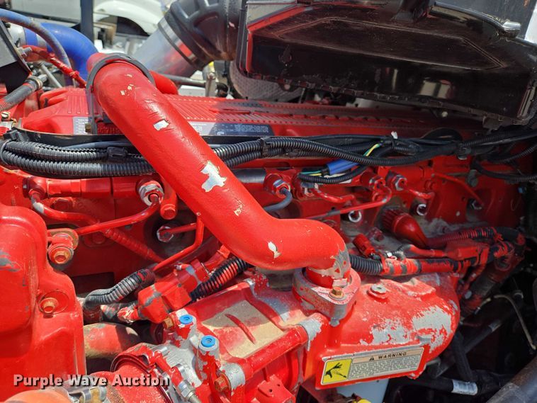 image for item DT4917 2015 Peterbilt 579 semi truck