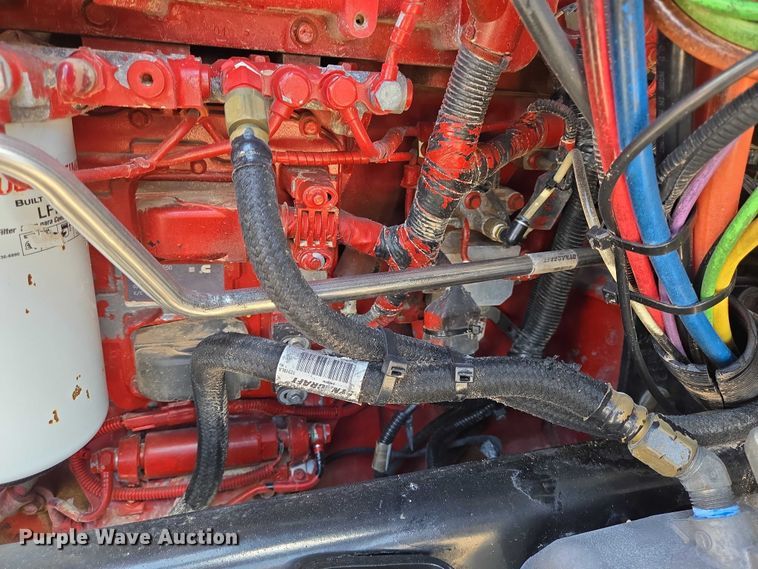 image for item DT4917 2015 Peterbilt 579 semi truck