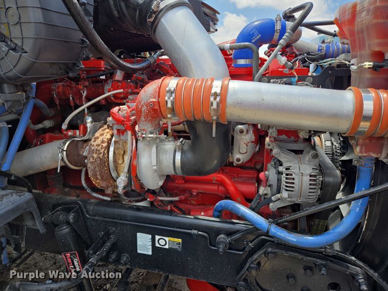 image for item DT4917 2015 Peterbilt 579 semi truck