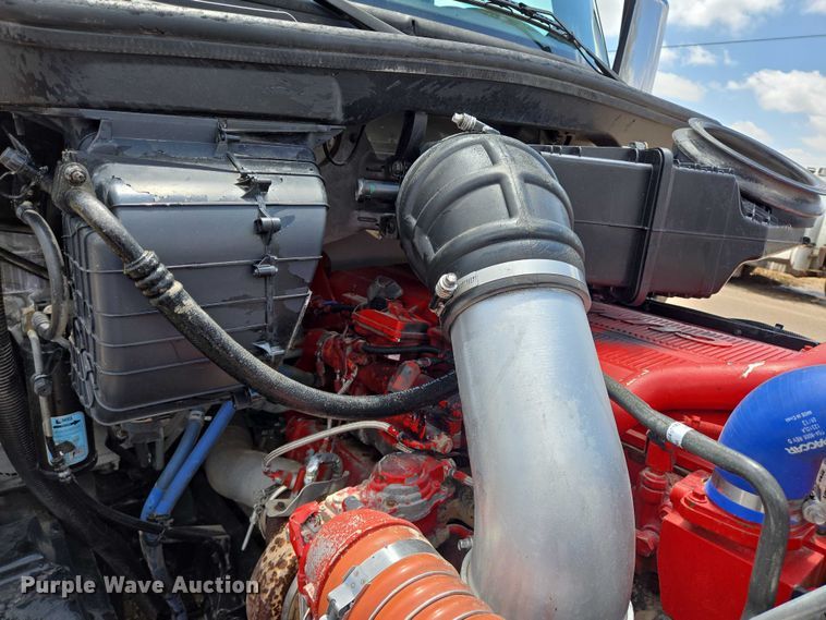 image for item DT4917 2015 Peterbilt 579 semi truck