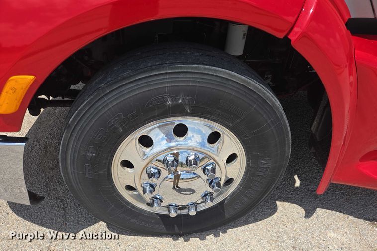 image for item DT4917 2015 Peterbilt 579 semi truck