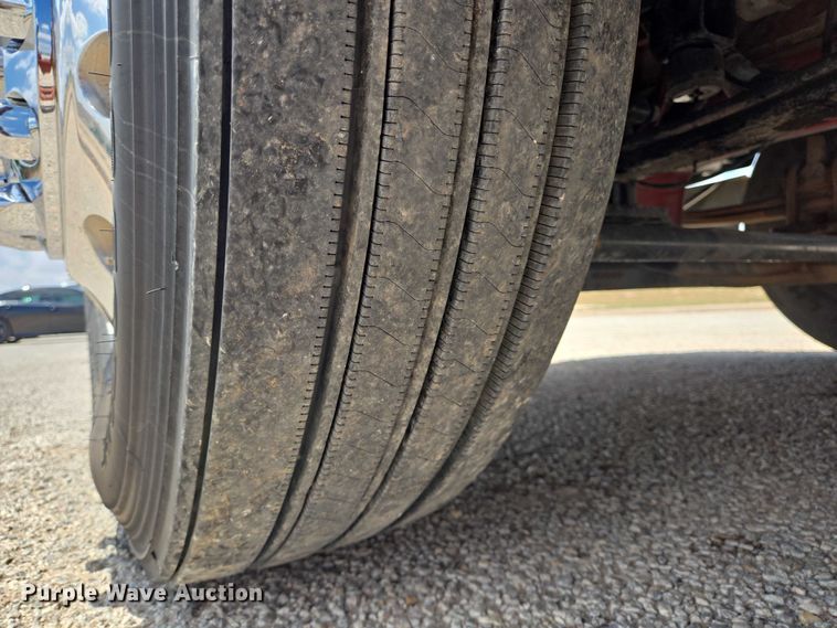 image for item DT4917 2015 Peterbilt 579 semi truck