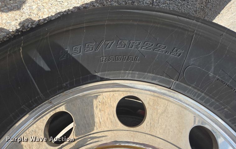 image for item DT4917 2015 Peterbilt 579 semi truck