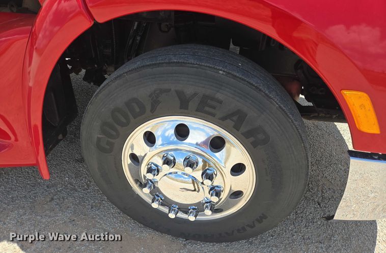 image for item DT4917 2015 Peterbilt 579 semi truck