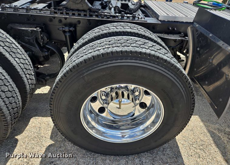 image for item DT4917 2015 Peterbilt 579 semi truck