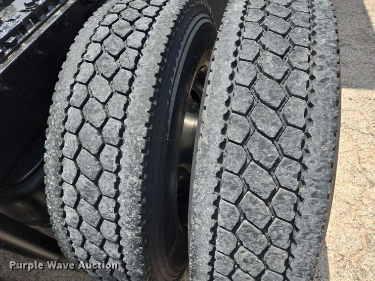 image for item DT4917 2015 Peterbilt 579 semi truck