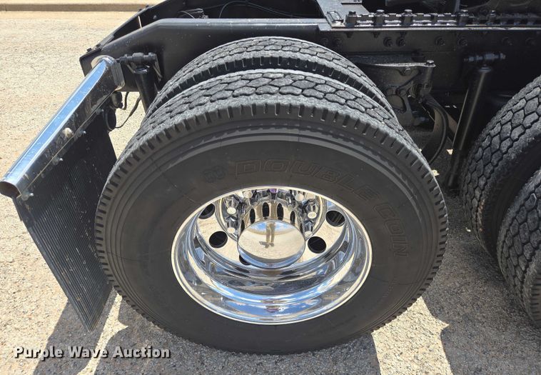 image for item DT4917 2015 Peterbilt 579 semi truck