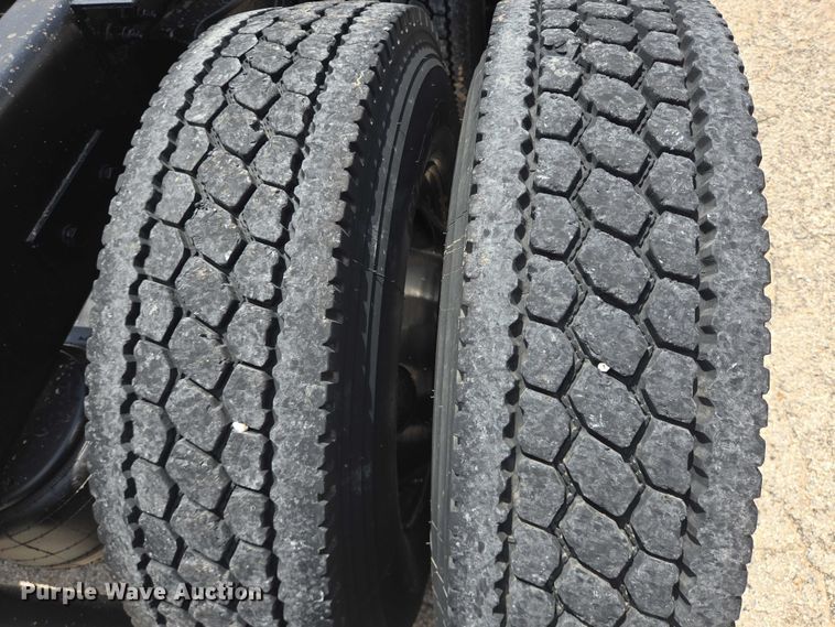 image for item DT4917 2015 Peterbilt 579 semi truck