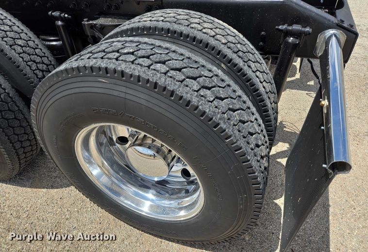 image for item DT4917 2015 Peterbilt 579 semi truck