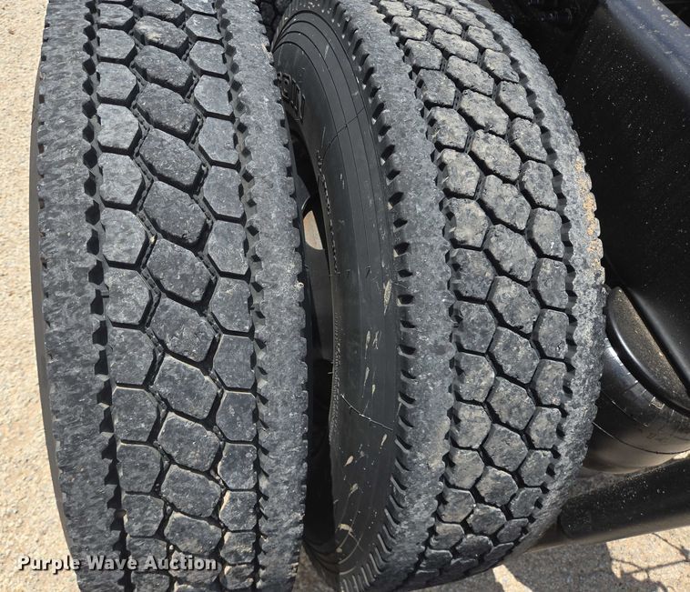 image for item DT4917 2015 Peterbilt 579 semi truck