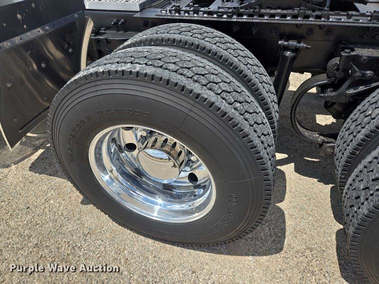 image for item DT4917 2015 Peterbilt 579 semi truck