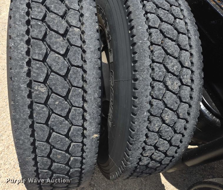 image for item DT4917 2015 Peterbilt 579 semi truck