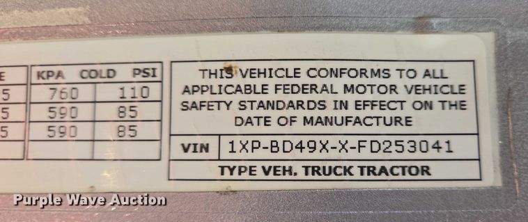 image for item DT4917 2015 Peterbilt 579 semi truck